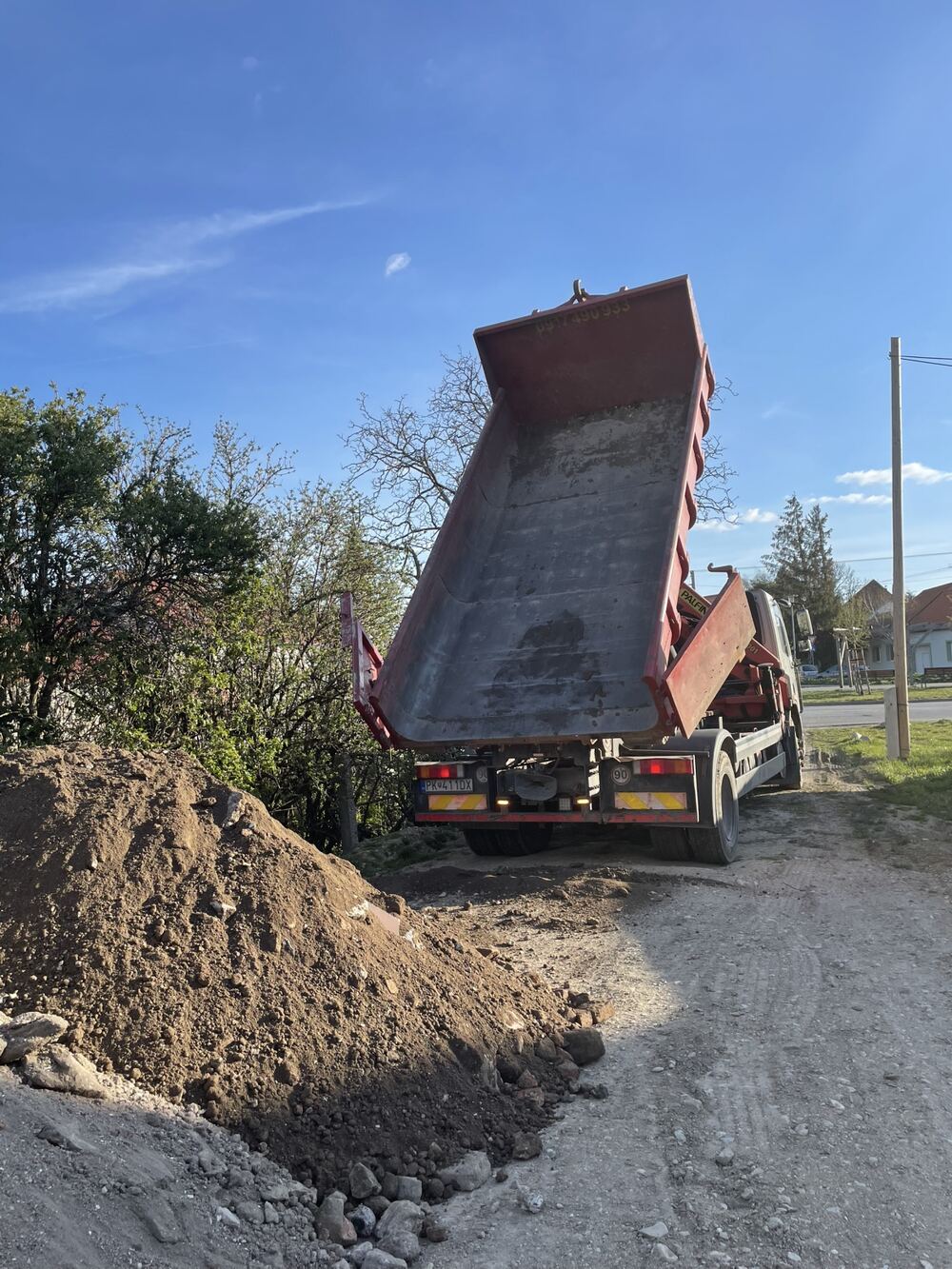 Kontajnerové auto vysypáva zeminu