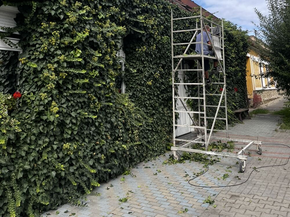 Pojazdné lešenie pri fasáde domu
