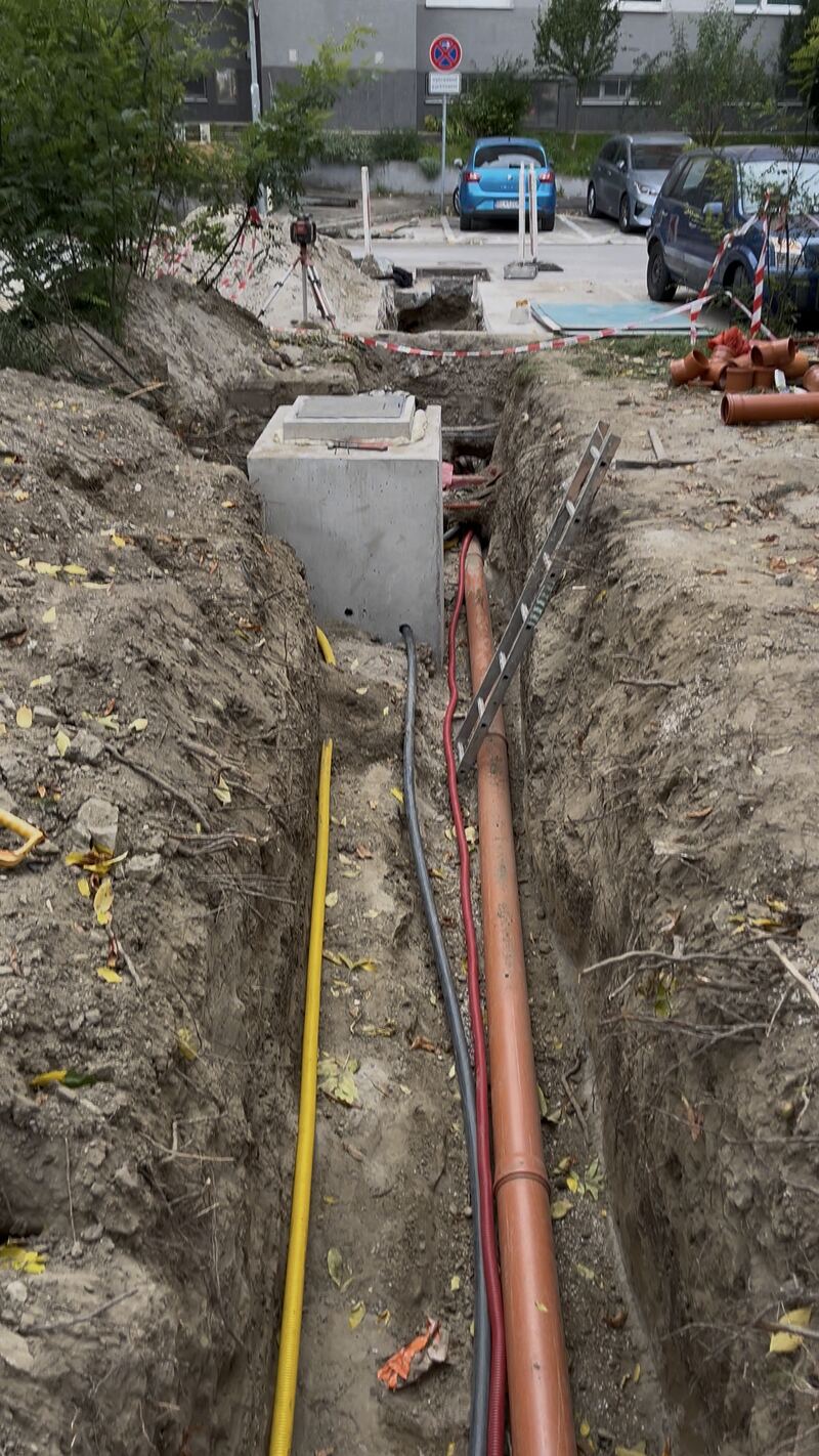 Výkop so všetkými prípojkami vedľa seba: plyn, elektrina, voda a kanalizácia